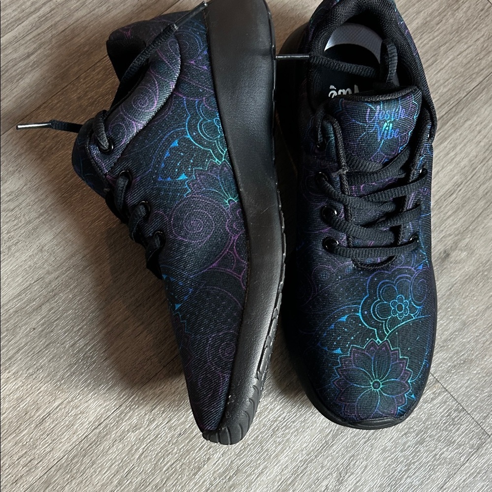 Yes We Vibe Women's Black Athletic Shoes - Picture 3 of 10